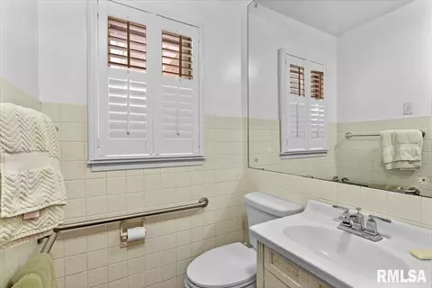 Bath - 2424 Holmes Ave, Springfield, IL 62704 photo 2 of 2