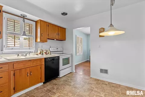 Kitchen - 2424 Holmes Ave, Springfield, IL 62704 photo 2 of 3