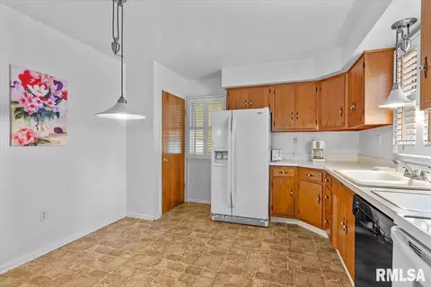 Kitchen - 2424 Holmes Ave, Springfield, IL 62704 photo 3 of 3
