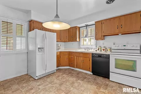 Kitchen - 2424 Holmes Ave, Springfield, IL 62704 photo 1 of 3