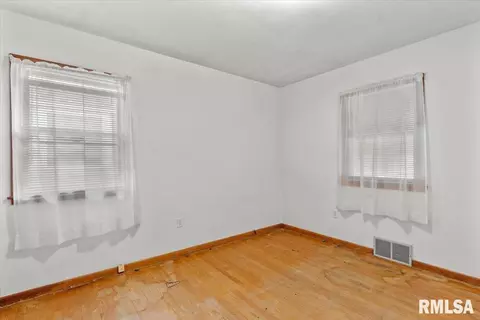 Bedroom - 2424 Holmes Ave, Springfield, IL 62704 photo 4 of 9