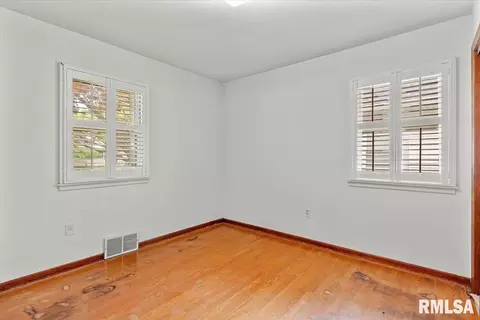 Bedroom - 2424 Holmes Ave, Springfield, IL 62704 photo 5 of 9
