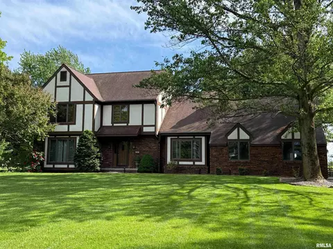 107 Edlen Lane Dr, Jacksonville, IL 62650