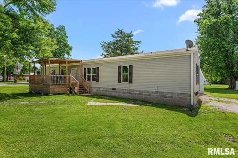 421 W Monroe St, Girard, IL 62640
