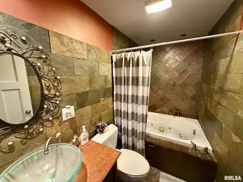 Bath - 27 Circle Dr, Springfield, IL 62703 photo 2 of 3