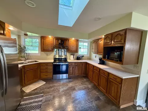 Kitchen - 27 Circle Dr, Springfield, IL 62703 photo 3 of 4