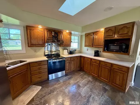 Kitchen - 27 Circle Dr, Springfield, IL 62703 photo 1 of 4