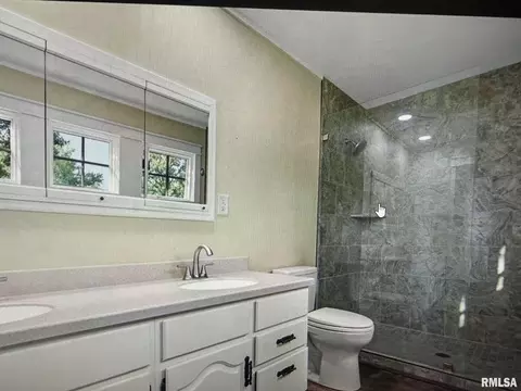 Bath - 27 Circle Dr, Springfield, IL 62703 photo 1 of 3