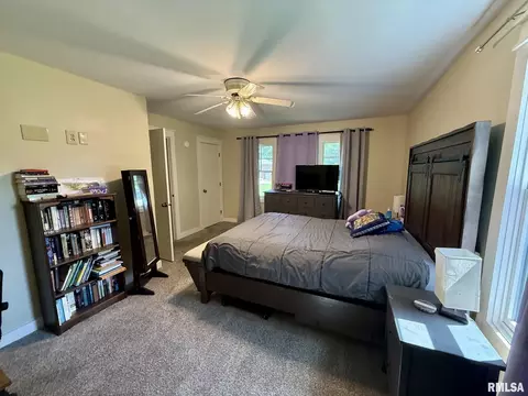 Bedroom - 27 Circle Dr, Springfield, IL 62703 photo 3 of 10