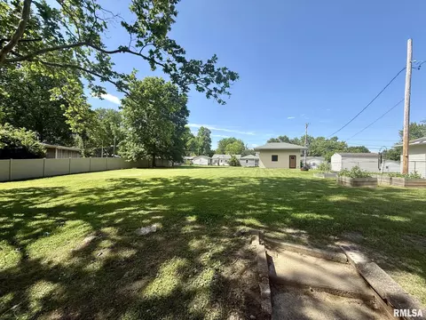 Exterior - 27 Circle Dr, Springfield, IL 62703 photo 4 of 9
