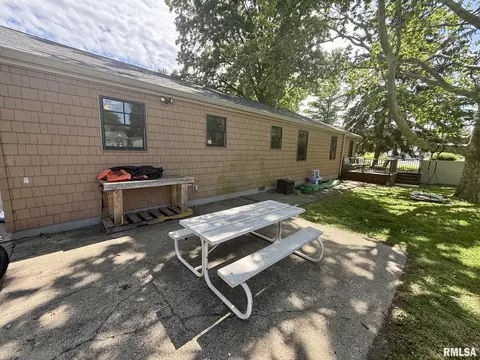 Exterior - 27 Circle Dr, Springfield, IL 62703 photo 5 of 9