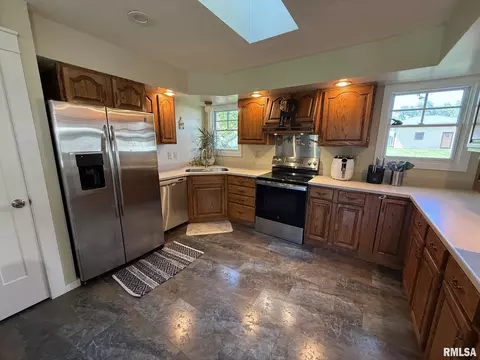 Kitchen - 27 Circle Dr, Springfield, IL 62703 photo 4 of 4