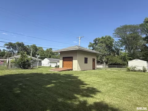 Exterior - 27 Circle Dr, Springfield, IL 62703 photo 8 of 9