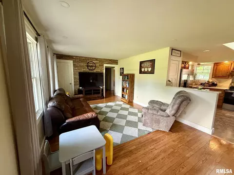 Living - 27 Circle Dr, Springfield, IL 62703 photo 2 of 3