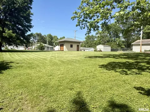 Exterior - 27 Circle Dr, Springfield, IL 62703 photo 7 of 9