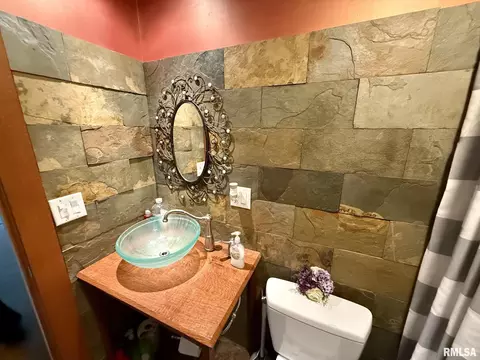 Bath - 27 Circle Dr, Springfield, IL 62703 photo 3 of 3