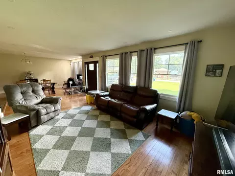 Living - 27 Circle Dr, Springfield, IL 62703 photo 1 of 3