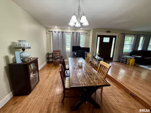 Dining - 27 Circle Dr, Springfield, IL 62703 photo 2 of 3