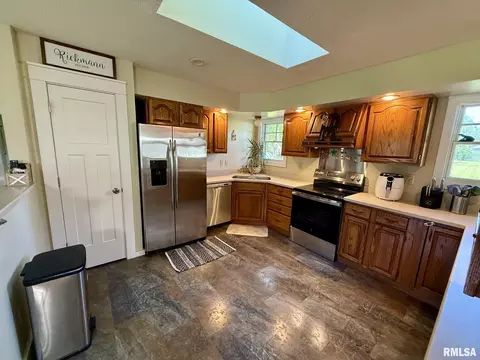 Kitchen - 27 Circle Dr, Springfield, IL 62703 photo 2 of 4
