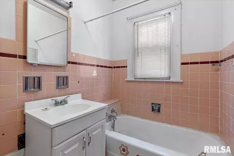 Bath - 730 W Ash St, Springfield, IL 62704 photo 1 of 1