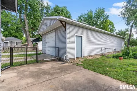 Exterior - 730 W Ash St, Springfield, IL 62704 photo 5 of 9