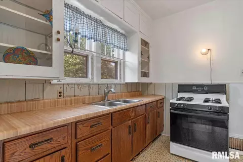 Kitchen - 730 W Ash St, Springfield, IL 62704 photo 1 of 2