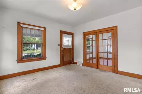 Living - 730 W Ash St, Springfield, IL 62704 photo 1 of 5