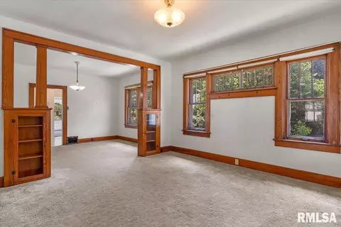 Living - 730 W Ash St, Springfield, IL 62704 photo 2 of 5