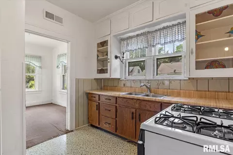 Kitchen - 730 W Ash St, Springfield, IL 62704 photo 2 of 2