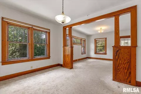 Living - 730 W Ash St, Springfield, IL 62704 photo 4 of 5