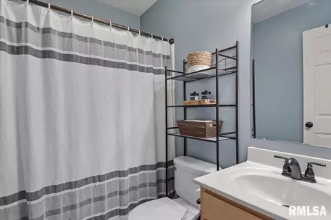 Bath - 2613 Tahoe Dr, Springfield, IL 62707 photo 2 of 3