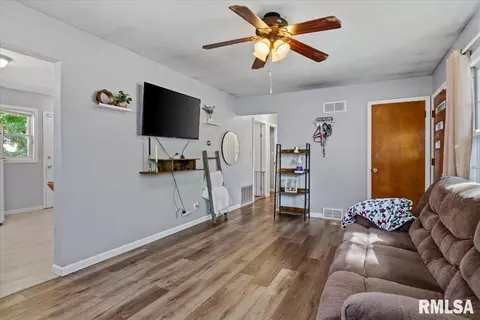 Entry Way - 17 Midland Ct, Springfield, IL 62702 photo 2 of 3