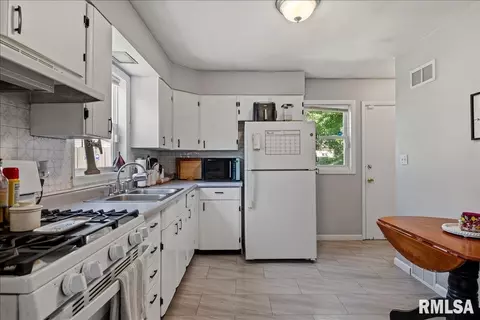 Kitchen - 17 Midland Ct, Springfield, IL 62702 photo 1 of 2