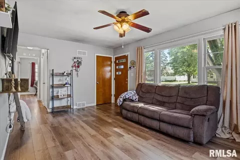 Entry Way - 17 Midland Ct, Springfield, IL 62702 photo 1 of 3