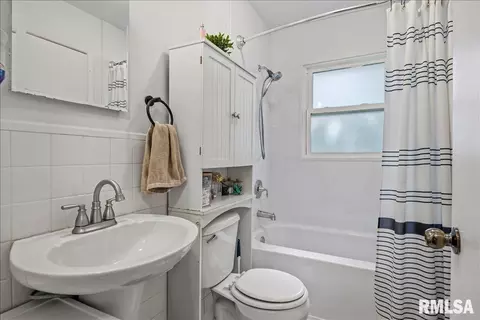 Bath - 17 Midland Ct, Springfield, IL 62702 photo 1 of 1