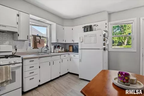 Kitchen - 17 Midland Ct, Springfield, IL 62702 photo 2 of 2