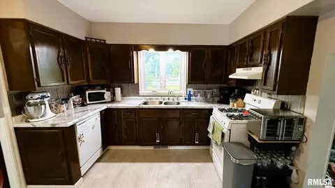 Kitchen - 69 Nottingham Rd, Springfield, IL 62704 photo 1 of 3