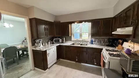 Kitchen - 69 Nottingham Rd, Springfield, IL 62704 photo 3 of 3