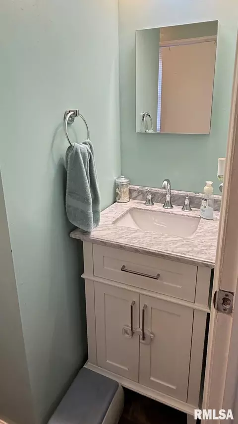 Bath - 69 Nottingham Rd, Springfield, IL 62704 photo 3 of 4