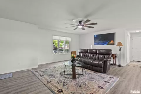 Living - 71 Radcliff Rd, Springfield, IL 62703 photo 1 of 3