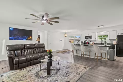 Living - 71 Radcliff Rd, Springfield, IL 62703 photo 3 of 3