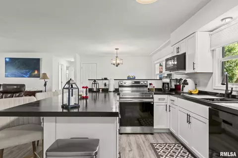 Kitchen - 71 Radcliff Rd, Springfield, IL 62703 photo 3 of 3