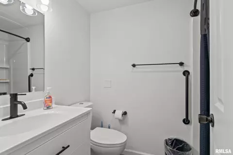Bath - 71 Radcliff Rd, Springfield, IL 62703 photo 1 of 2