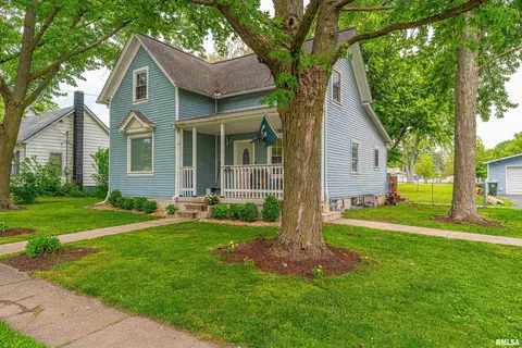 264 E Main St, Warrensburg, IL 62573