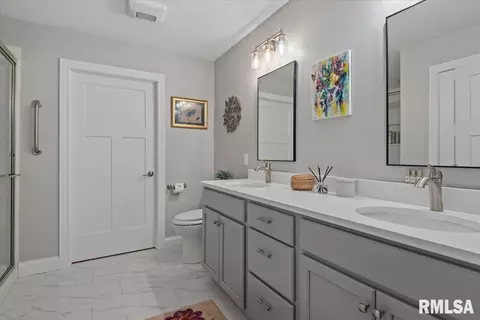 Bath - 3702 Westgate Dr, Springfield, IL 62711 photo 1 of 2