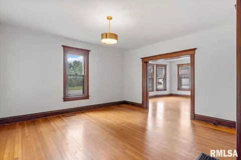 Living - 2921 S Park Ave, Springfield, IL 62704 photo 1 of 7