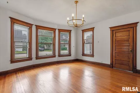 Living - 2921 S Park Ave, Springfield, IL 62704 photo 5 of 7