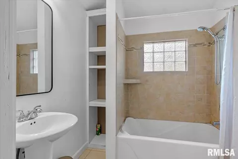 Bath - 2921 S Park Ave, Springfield, IL 62704 photo 1 of 2