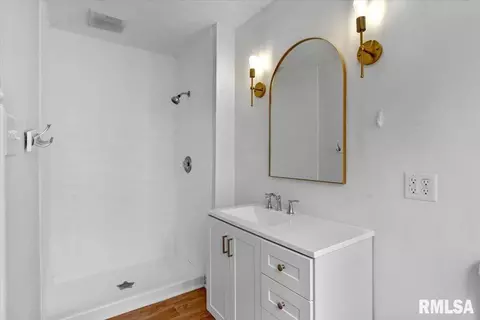 Bath - 2921 S Park Ave, Springfield, IL 62704 photo 2 of 2
