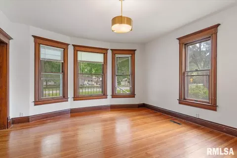 Living - 2921 S Park Ave, Springfield, IL 62704 photo 4 of 7